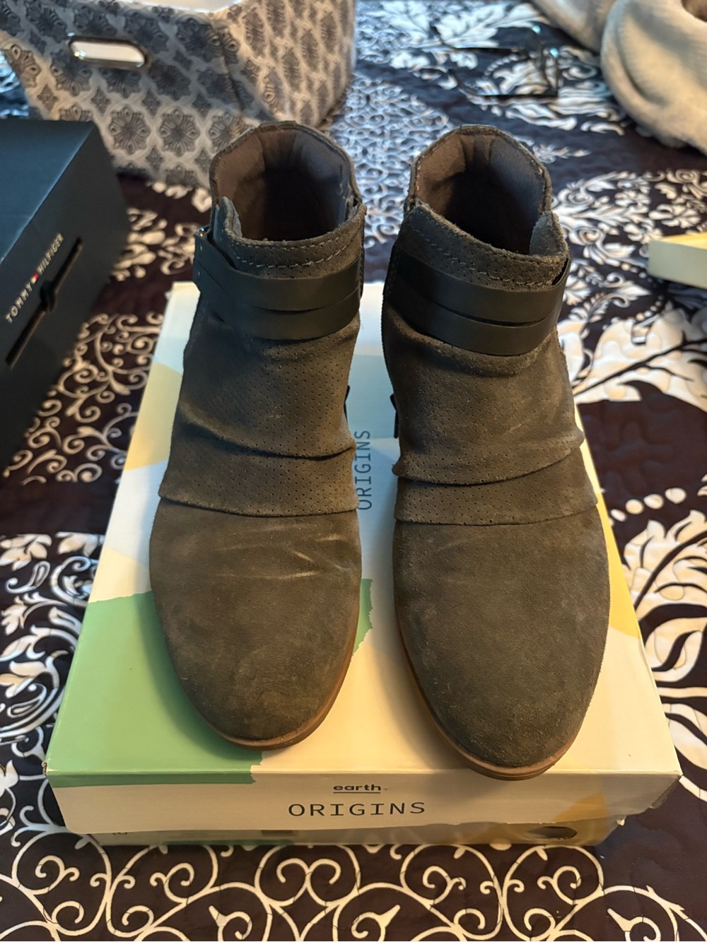 Earth Origins women’s Suede Ankle Boots - Gray